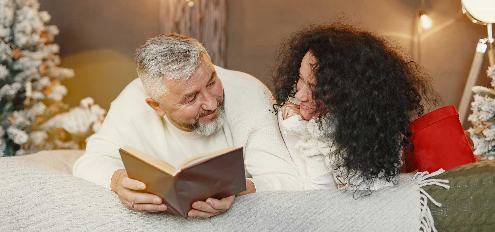 Een boek, een liefdevolle blik, en een kerstgevoel