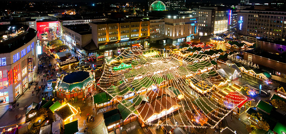 Een groot gedeelte van de kerstmarkt is overdekt door een net van maar liefst 450000 lichtjes.