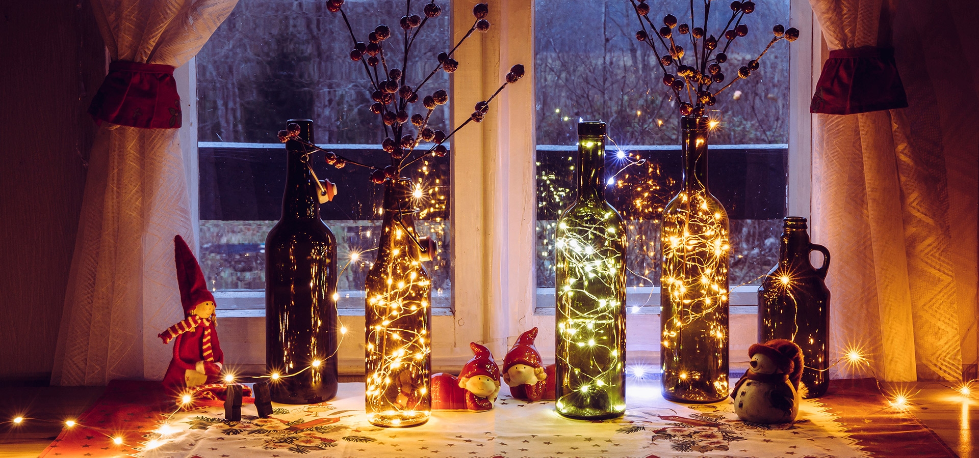 Kerst decoratie op vensterbank in huis