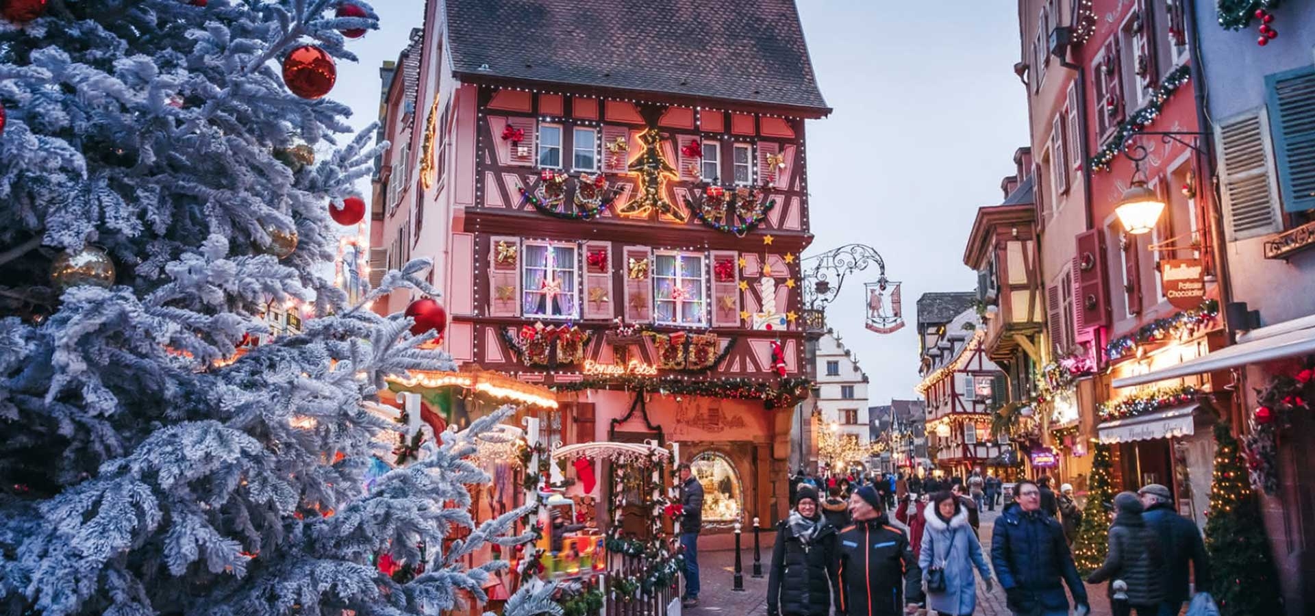 De stralende lichtjes en de gedetailleerde versieringen van de huizen in Elzas creëren een magische kerstbeleving