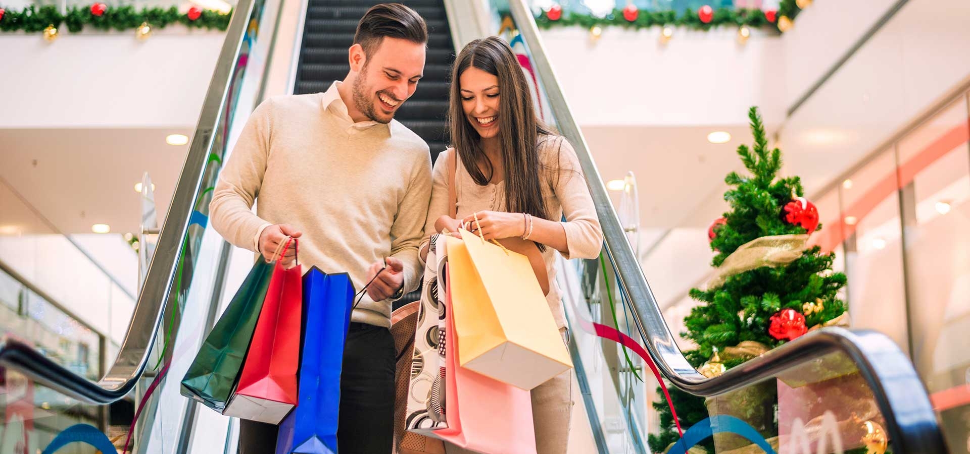 Combineer een dagje kerstmarkt met shoppen in één van de sfeervol versierde winkelcentra.