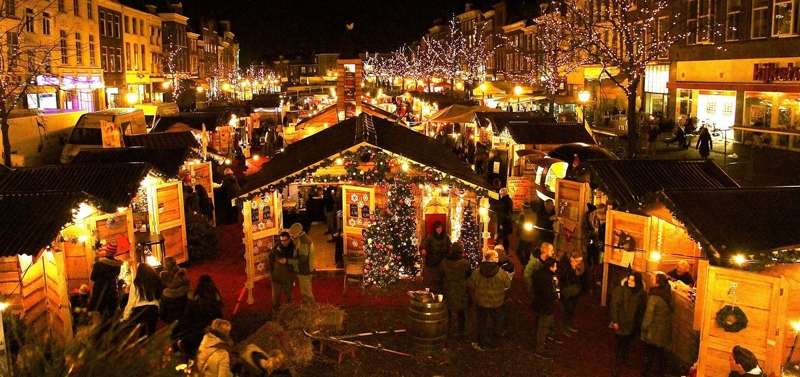 Huisjes drijven op de gracht tijdens de kerstmarkt van Leiden