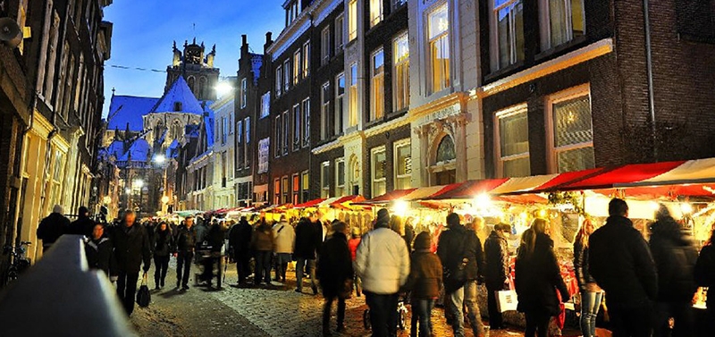 Bezoekers lopen langs de kraampjes tijdens Kerstmarkt in Dordrecht