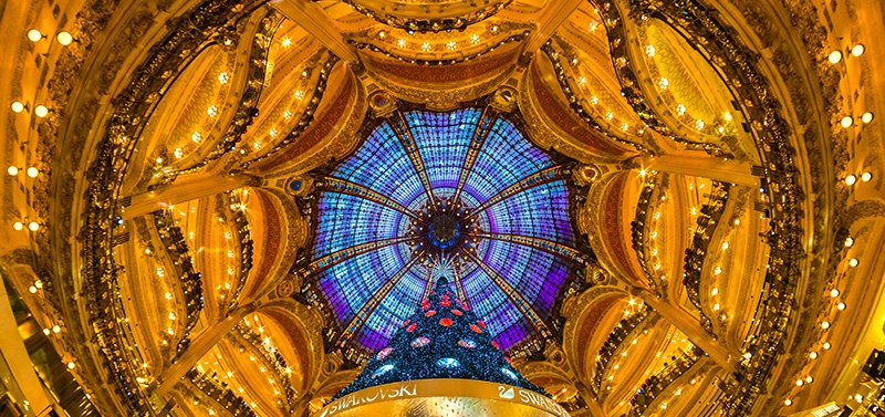 Ieder jaar wordt in de koepel van Galeries Lafayette een reusachtige kerstboom opgehangen