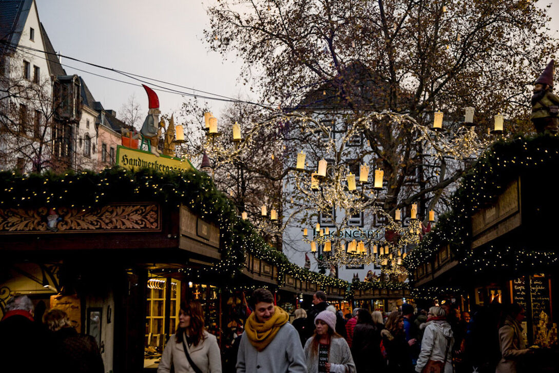  Kerstmarkt in de oude binnenstad van Keulen in Keulen